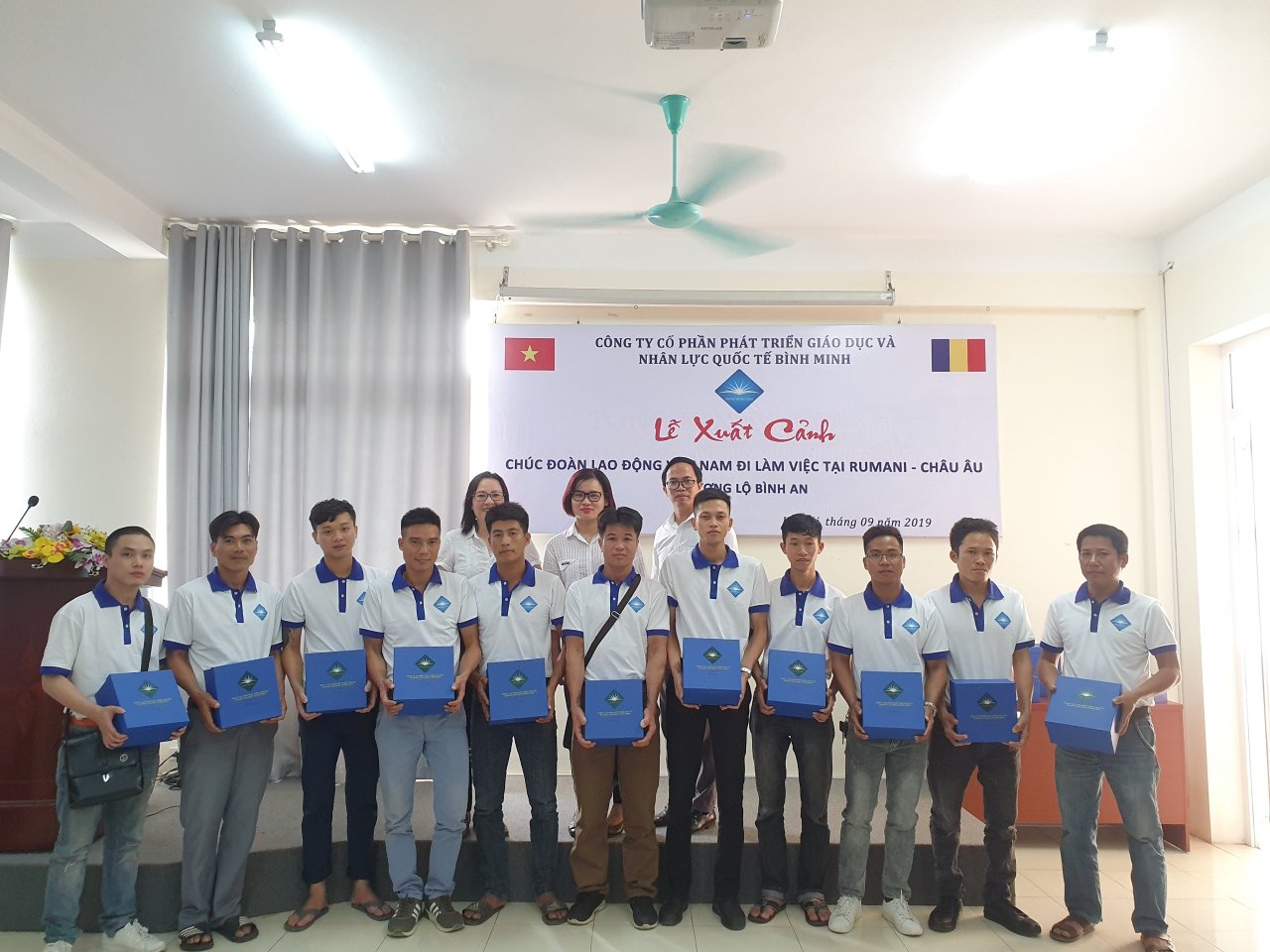 LỄ XUẤT CẢNH - GIÁO DỤC ĐỊNH HƯỚNG TRƯỚC KHI BAY VÀ GỬI LỜI CHÚC TỚI NGƯỜI LAO ĐỘNG VIỆT SANG SINH SỐNG VÀ LÀM VIỆC TẠI RUMANI