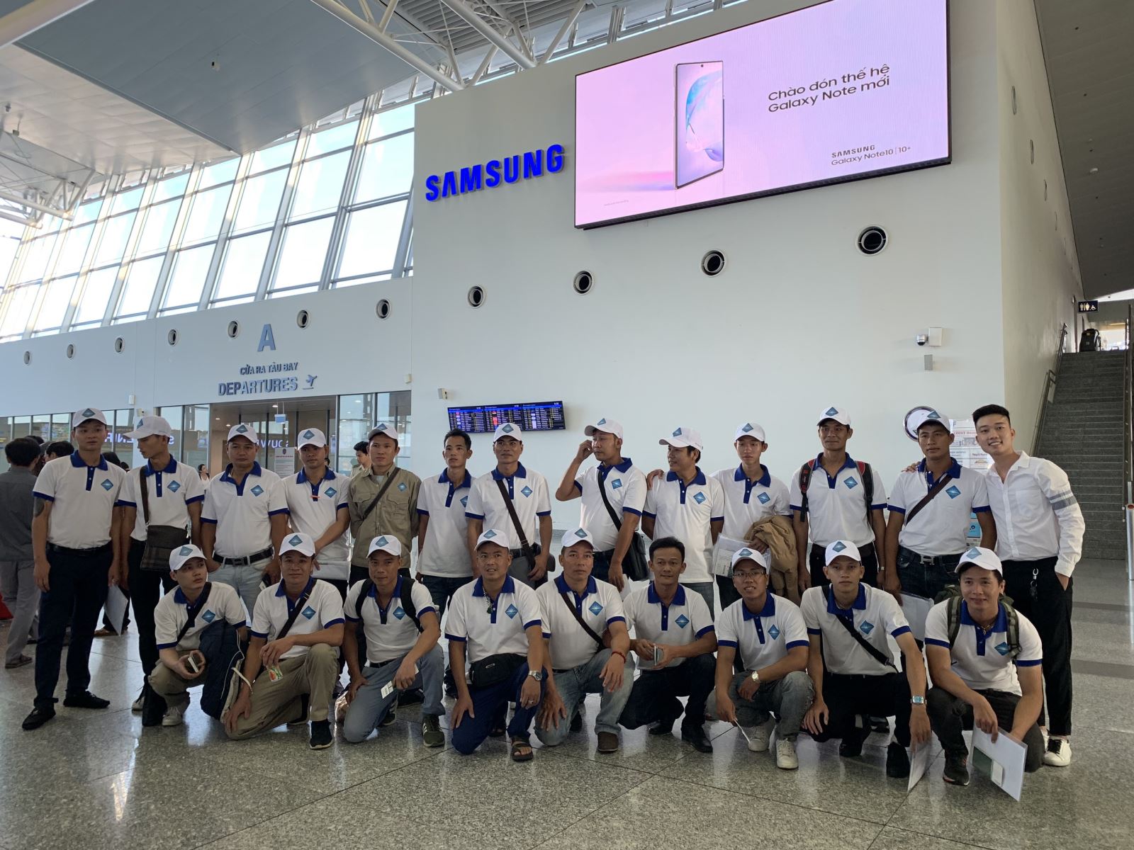 THE BEST PHOTOS BEFORE THE FLIGHT OF VIETNAMESE LABOR UNION WHEN UP THE ROAD TO ROMANIAN COUNTRY TO LIVE AND WORKING