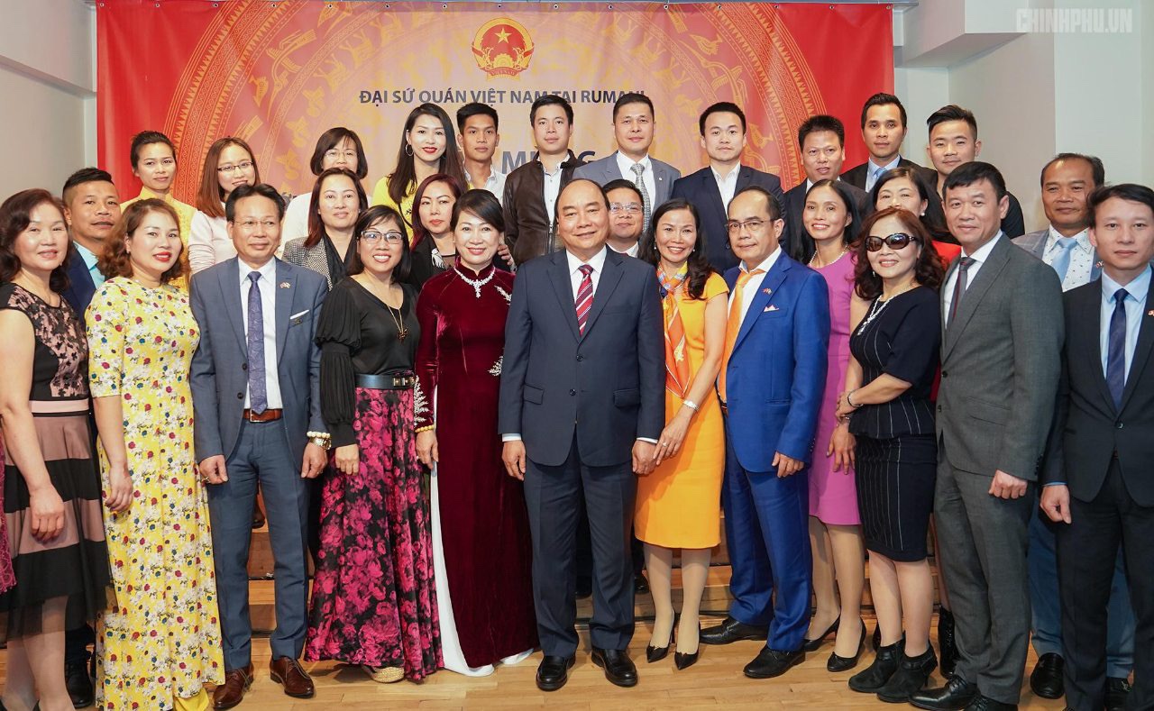 PRIME MINISTER NGUYEN XUAN PHUC WITH HIS WIFE - LEADING THE VIETNAMESE HIGH-LEVEL DELEGATION WITH THE OFFICIAL VISIT TO RUMANI, BINH MINH HONORED TO SIGN THE CONTRACT WITH THE BUILDING GROUP HERE